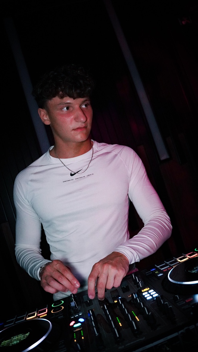 DJ Yanni an den Decks