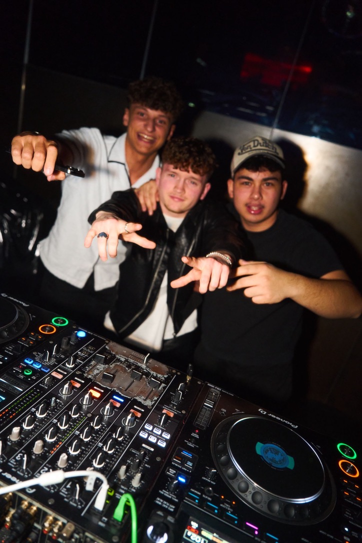 DJ Yanni mit DJ Dizzo und einem Freund am DJ-Pult