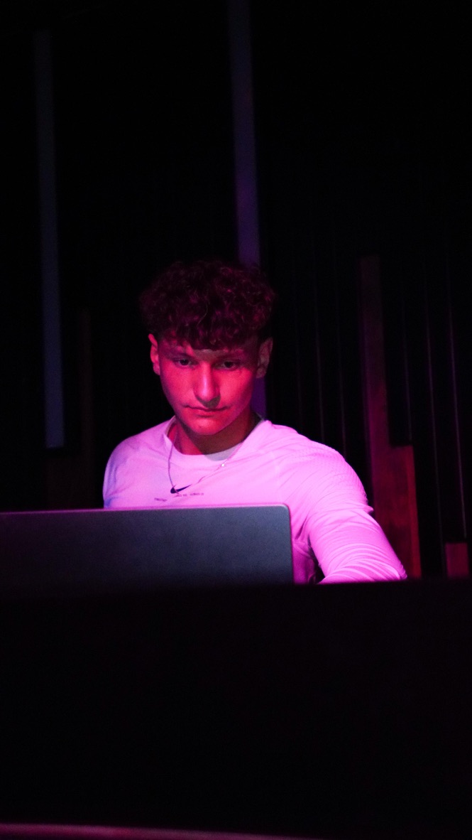 DJ Yanni am Laptop im Club
