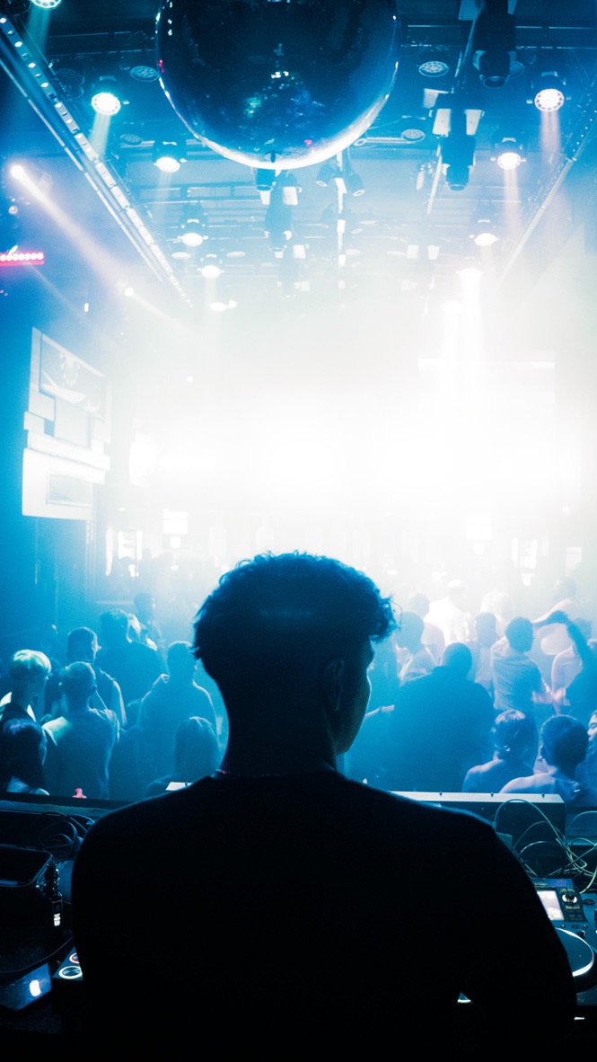 DJ Yanni vor der Tanzfläche im Club